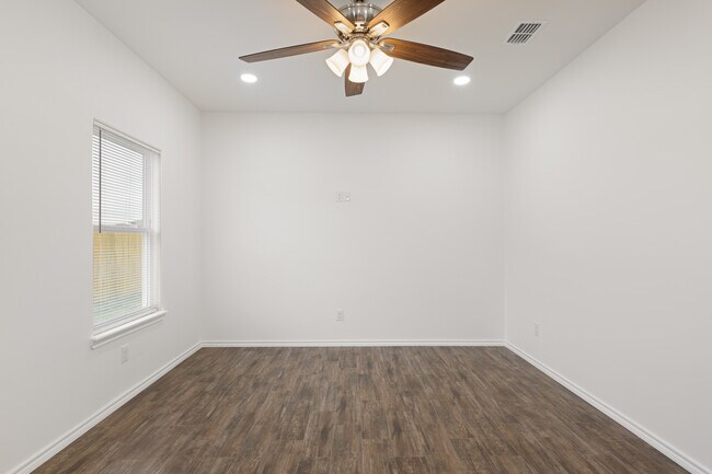 2323 N Valley Cir in La Feria, TX - Foto de edificio - Building Photo