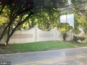 5301 Goldsboro Rd in Bethesda, MD - Building Photo - Building Photo