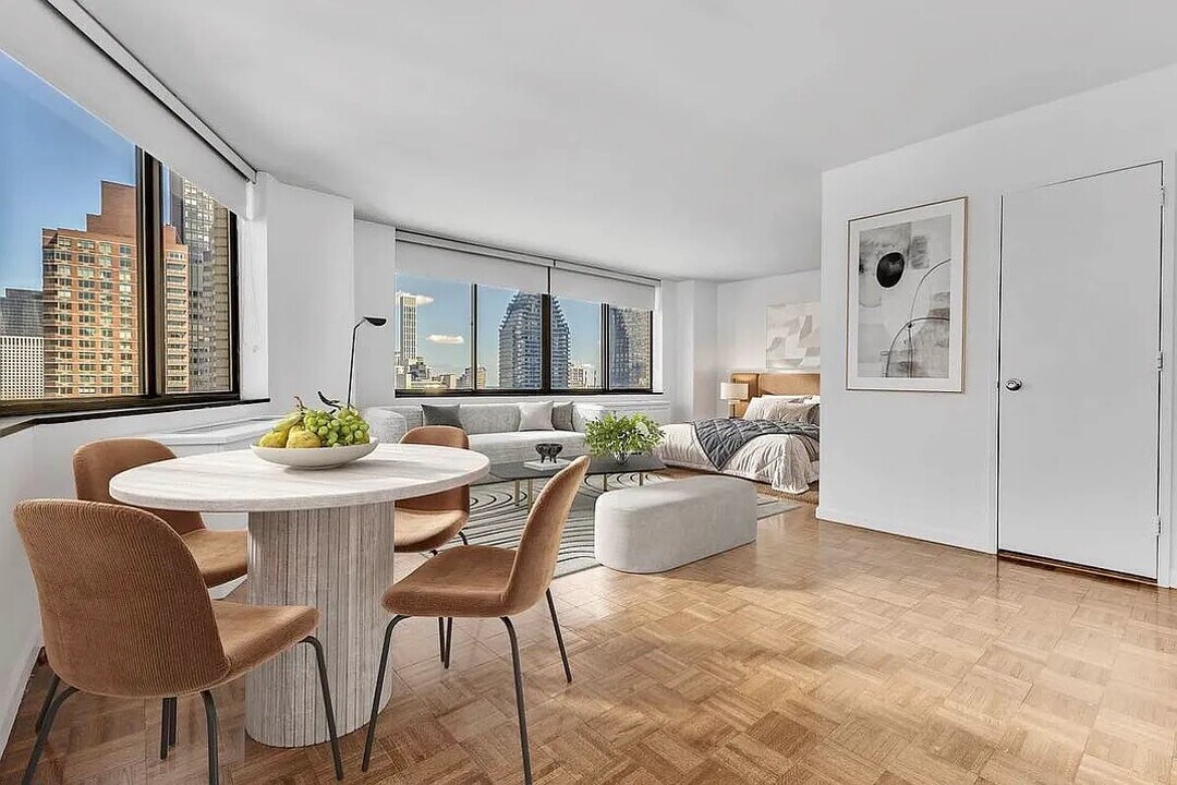 245 E 44th St in New York, NY - Building Photo
