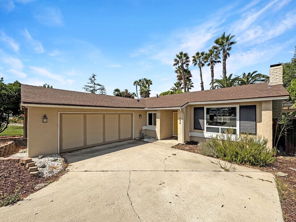 944 Woodcreek Rd in Fallbrook, CA - Building Photo