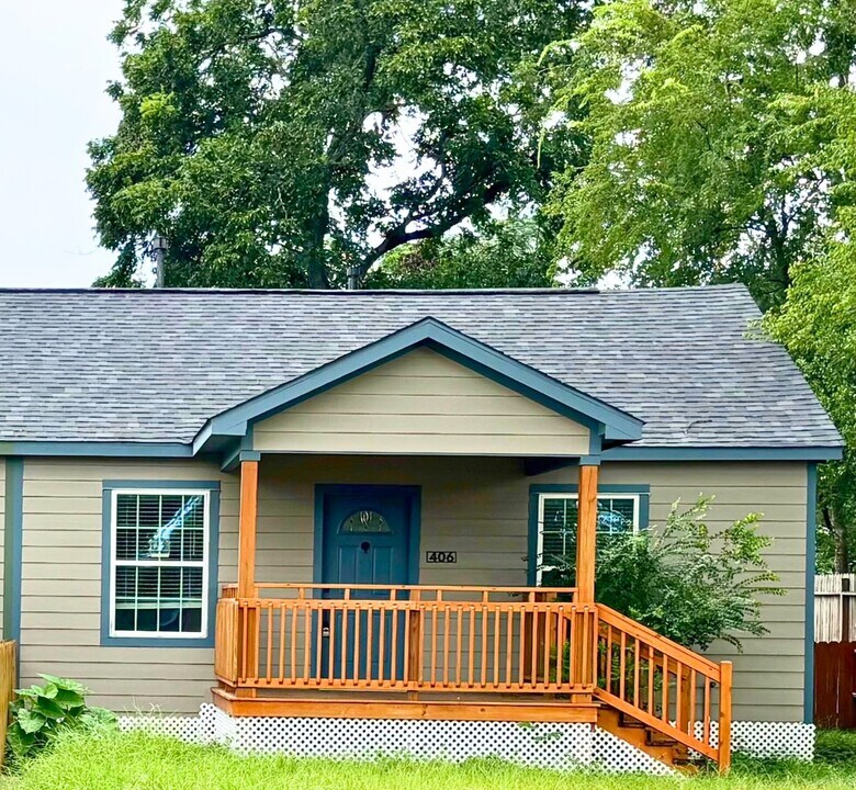 406 McPhail St in Tomball, TX - Building Photo