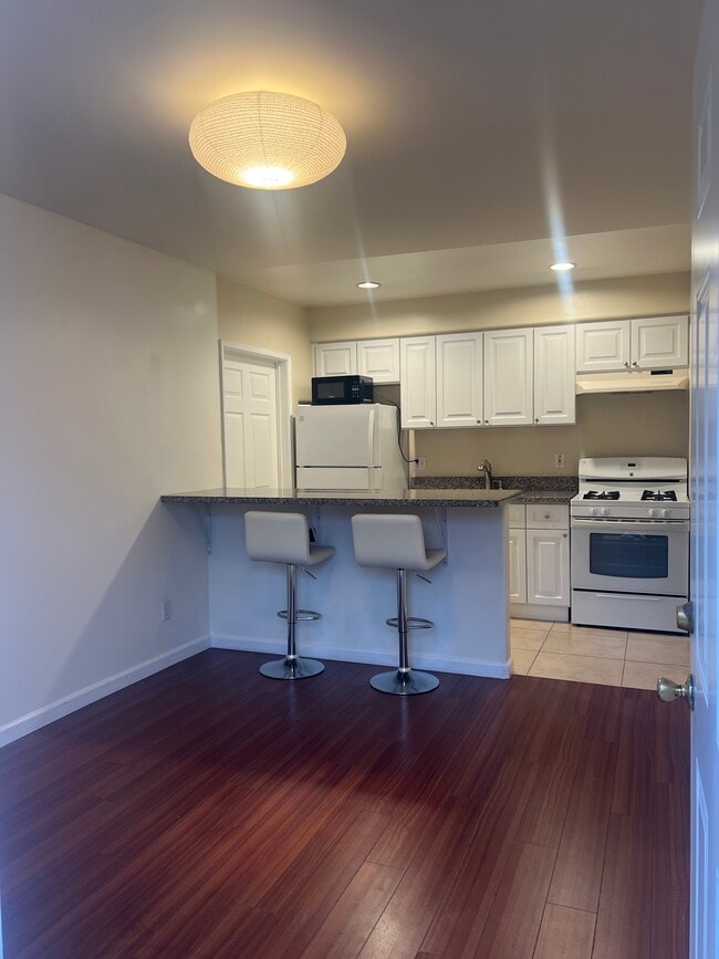 1950 S Bentley Ave in Los Angeles, CA - Building Photo - Building Photo