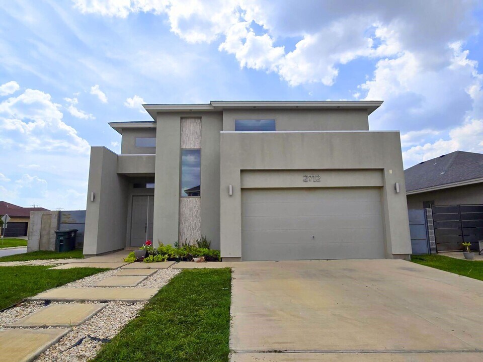 2712 Corsican Ln in Laredo, TX - Building Photo