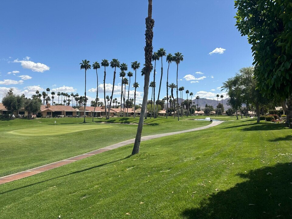 186 Madrid Ave in Palm Desert, CA - Foto de edificio