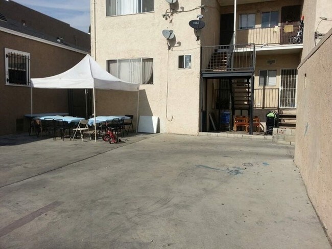 2156 City View Ave in Los Angeles, CA - Foto de edificio - Building Photo