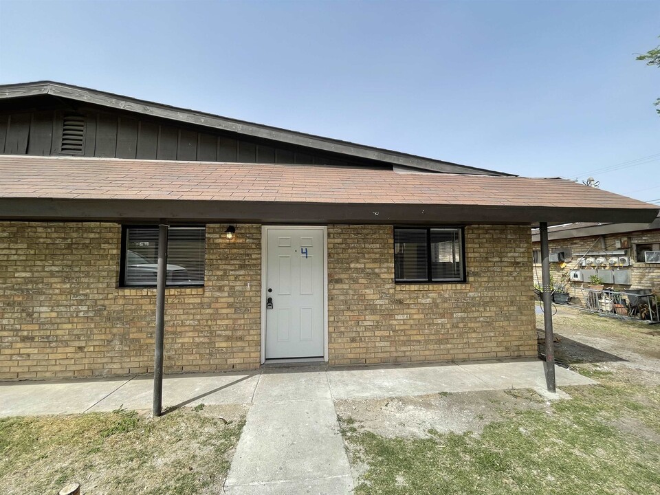 4107 Cedar Ave-Unit -4 in Laredo, TX - Building Photo