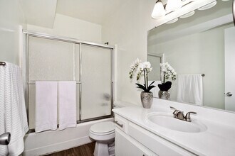 Zelzah Apartments in Encino, CA - Foto de edificio - Building Photo