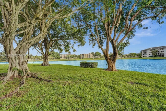 9440 Poinciana Pl in Davie, FL - Building Photo - Building Photo