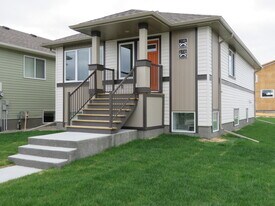 735 Coalbrook W in Lethbridge, AB - Building Photo
