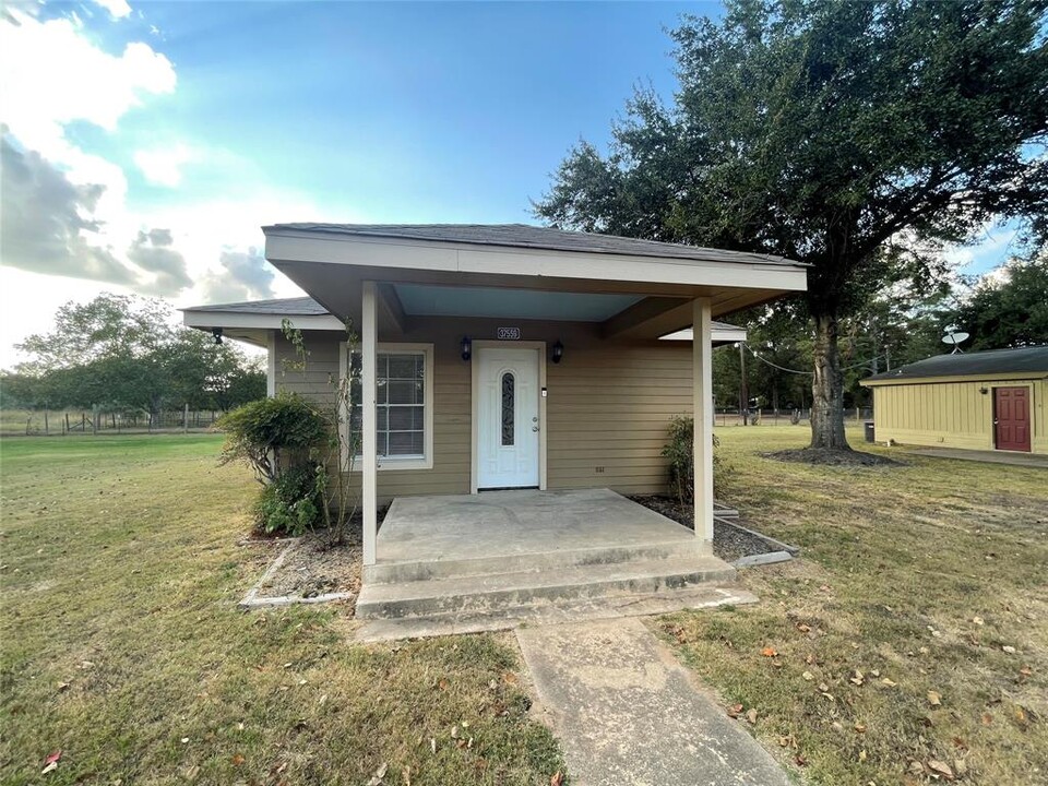 37559 Meadowview Dr in Pine Island, TX - Foto de edificio