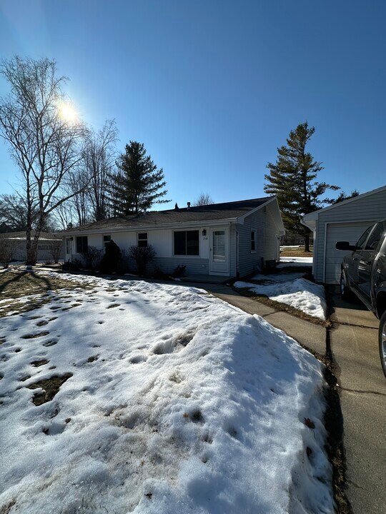 1343 Sunray Ln in Howard, WI - Foto de edificio