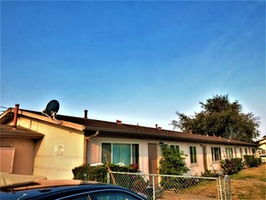 212 N O St in Lompoc, CA - Foto de edificio - Building Photo