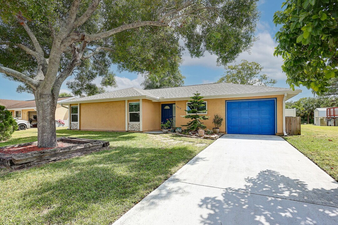 1612 SE Cascella Ct in Port St. Lucie, FL - Building Photo