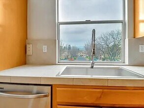 1075 Esparanza Way in San Jose, CA - Building Photo - Building Photo