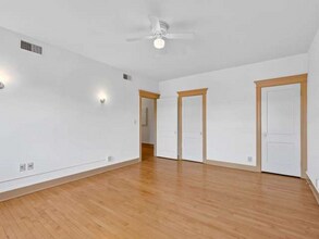 2217 W Wisconsin Ave in Milwaukee, WI - Foto de edificio - Building Photo