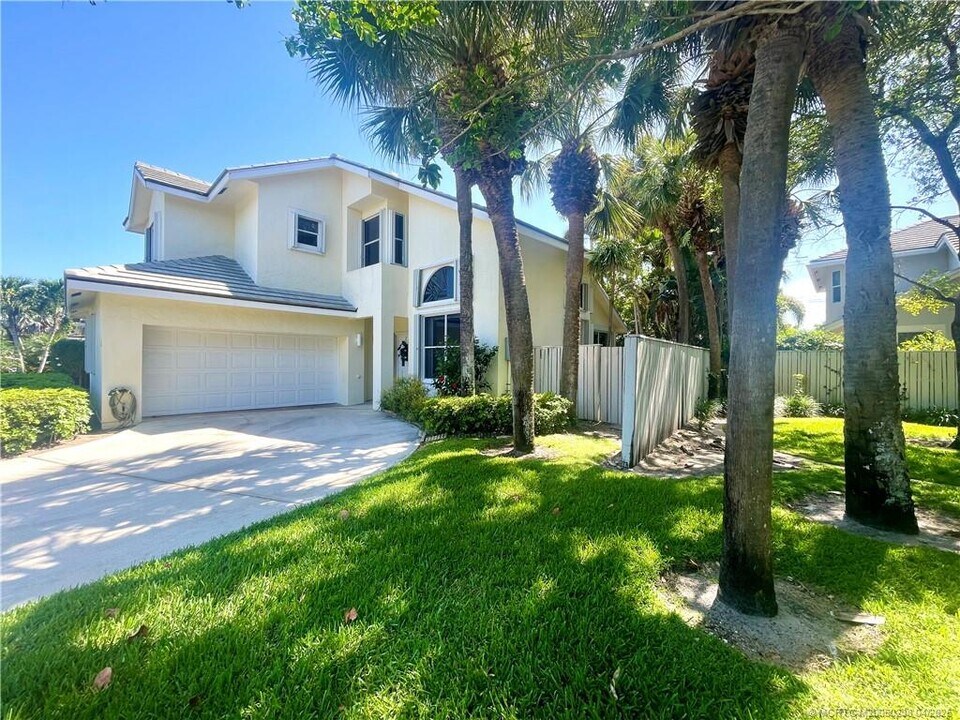 2033 Staysail Ln in Jupiter, FL - Building Photo