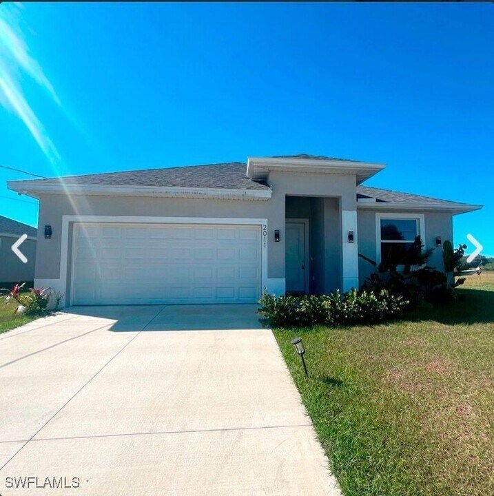 1033 Bowie Ln in La Belle, FL - Building Photo