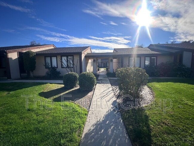 3737 W Hillsdale Ave in Visalia, CA - Foto de edificio - Building Photo