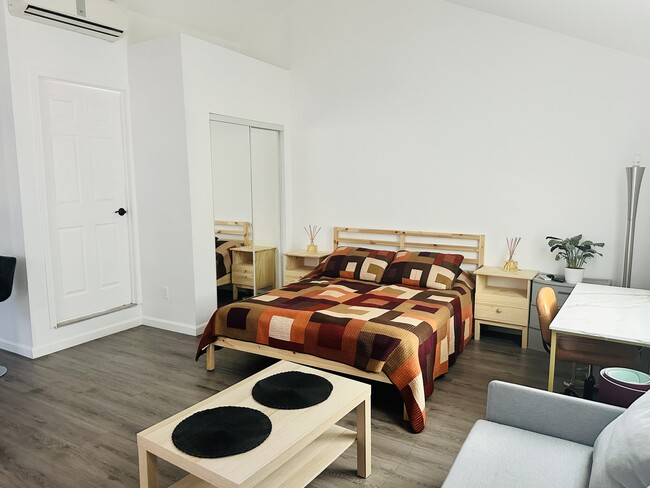 6271 Saloma Ave in Los Angeles, CA - Building Photo - Building Photo