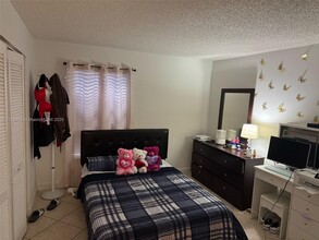6095 W 18th Ave in Hialeah, FL - Building Photo - Building Photo