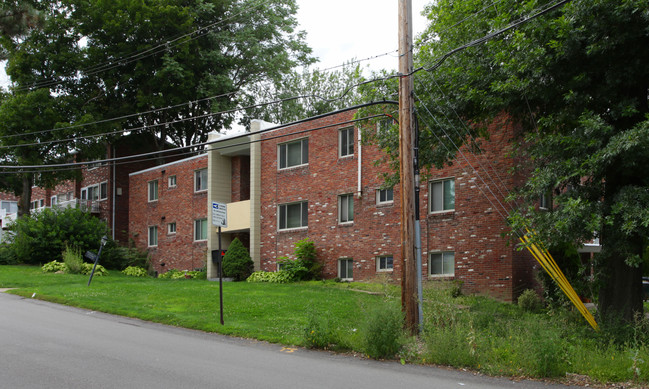 Highland Pines Court Apartments in Pittsburgh, PA - Building Photo - Building Photo