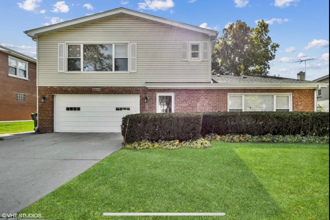 303 E Valley Ln, Unit 303 in Arlington Heights, IL - Building Photo