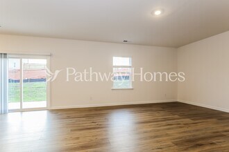 1208 Arnhem Dr in Hampton, GA - Foto de edificio - Building Photo