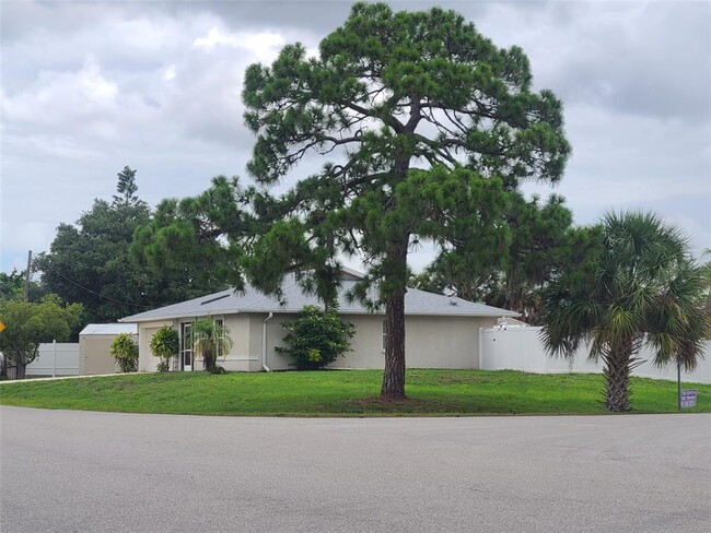 3180 Oriole Rd in Venice, FL - Foto de edificio - Building Photo