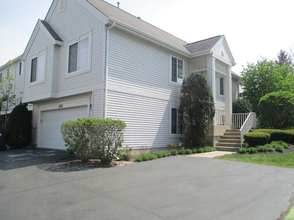 656 S Rosehall Ln in Round Lake, IL - Building Photo