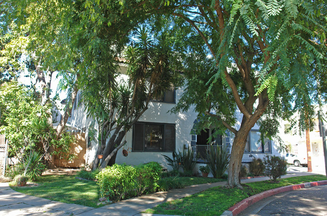 1241 N Poinsettia Pl in West Hollywood, CA - Foto de edificio - Building Photo