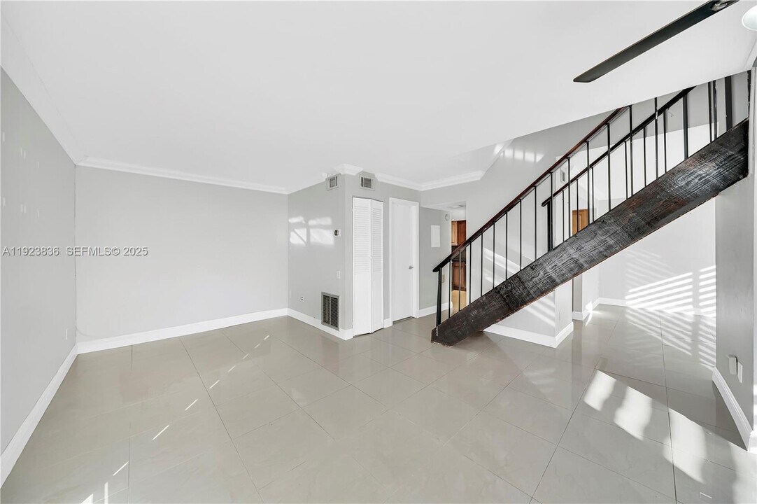 6864 SW 114th Pl in Miami, FL - Building Photo