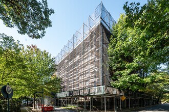 10 Holder Pl in Forest Hills, NY - Building Photo - Building Photo