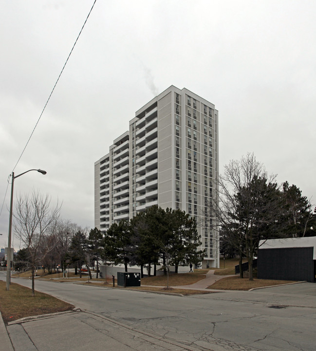 10 Parkway Forest Dr in Toronto, ON - Building Photo