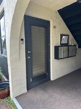 325 Knotty Pine Cir in Greenacres, FL - Building Photo - Building Photo