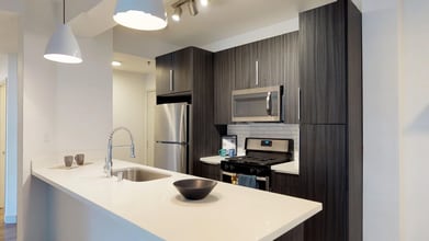 Alister Sherman Oaks in Sherman Oaks, CA - Foto de edificio - Building Photo