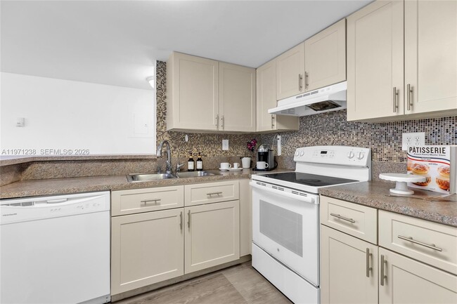 9785 Nob Hill Ct in Sunrise, FL - Building Photo - Building Photo