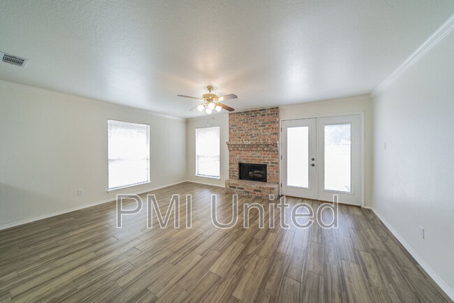 2758 Red Oak Dr in Grand Prairie, TX - Building Photo - Building Photo