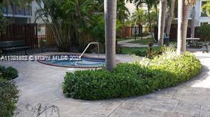 6884 N Kendall Dr in Pinecrest, FL - Building Photo - Building Photo
