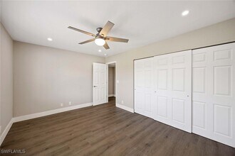 707 Neapolitan Way in Naples, FL - Foto de edificio - Building Photo