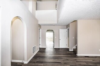 5271 Gobel Dr in Groveport, OH - Foto de edificio - Building Photo