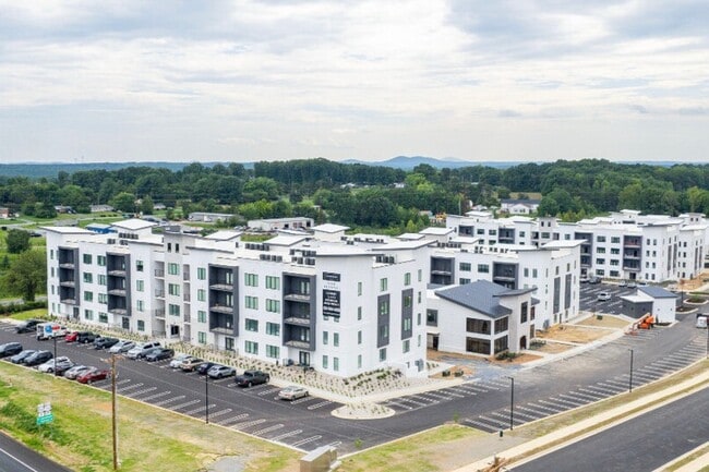 The Overture Apartments in Lynchburg, VA - Foto de edificio - Building Photo