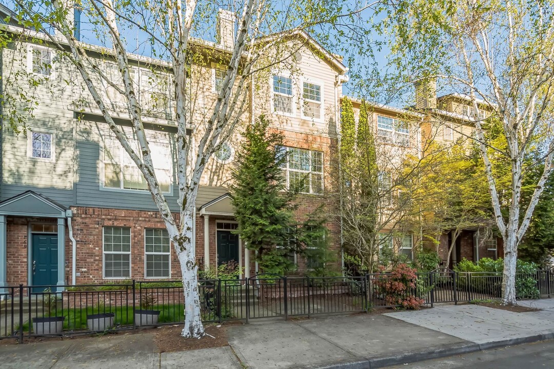 875 NE Caden Ave in Hillsboro, OR - Foto de edificio
