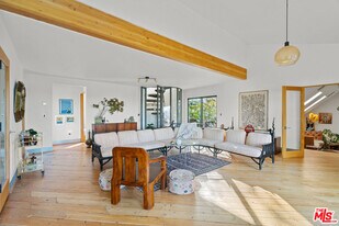 20784 Medley Ln in Topanga, CA - Building Photo