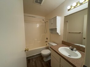 1700 Blankenship Rd in West Linn, OR - Building Photo - Building Photo