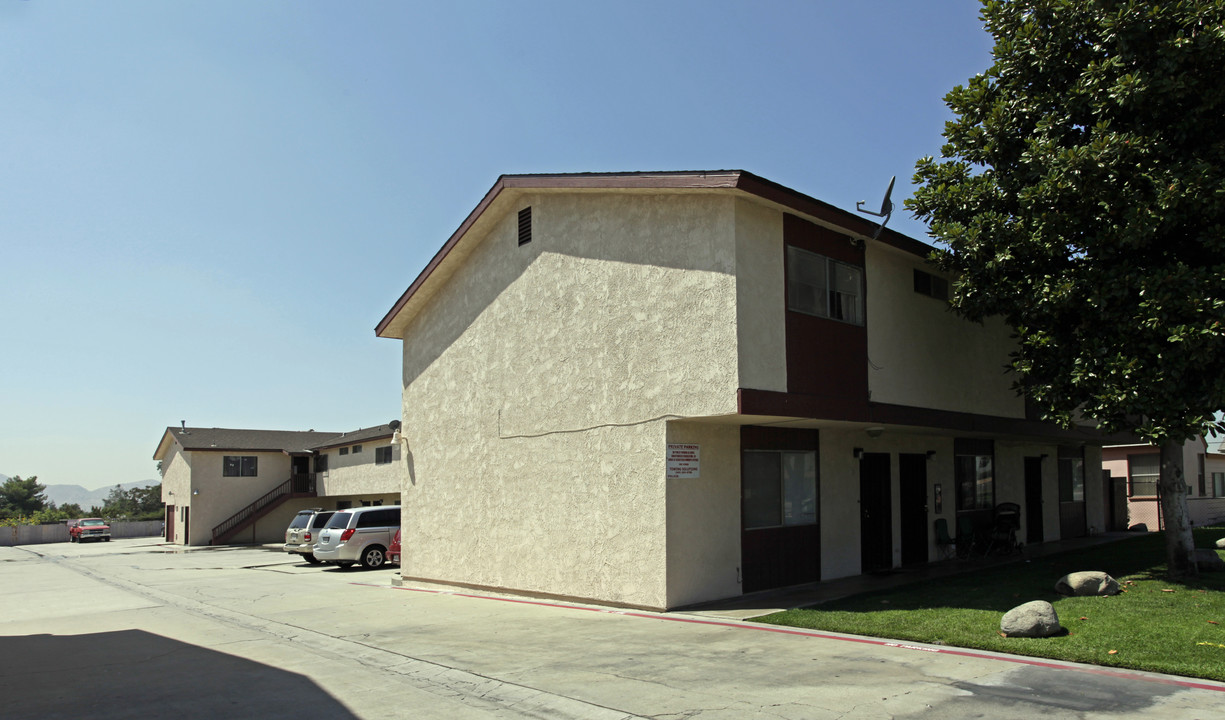 16531 Randall Ave in Fontana, CA - Foto de edificio