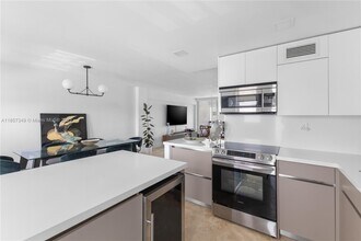 1400 Lincoln Rd in Miami Beach, FL - Foto de edificio - Building Photo