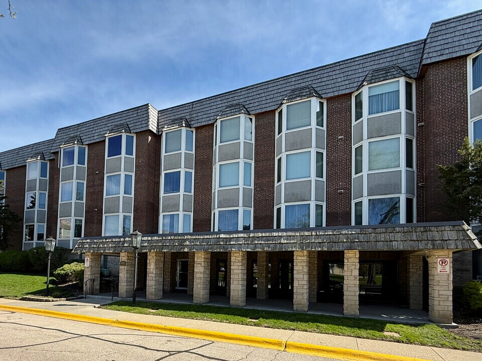 600 Thames Pkwy in Park Ridge, IL - Building Photo