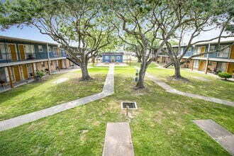 1305 Memorial Dr, Unit 06 in Baytown, TX - Building Photo - Building Photo