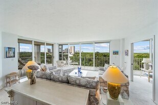 6361 Pelican Bay Blvd in Naples, FL - Building Photo