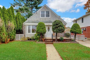 330 Harvard Rd in Garden City, NY - Building Photo